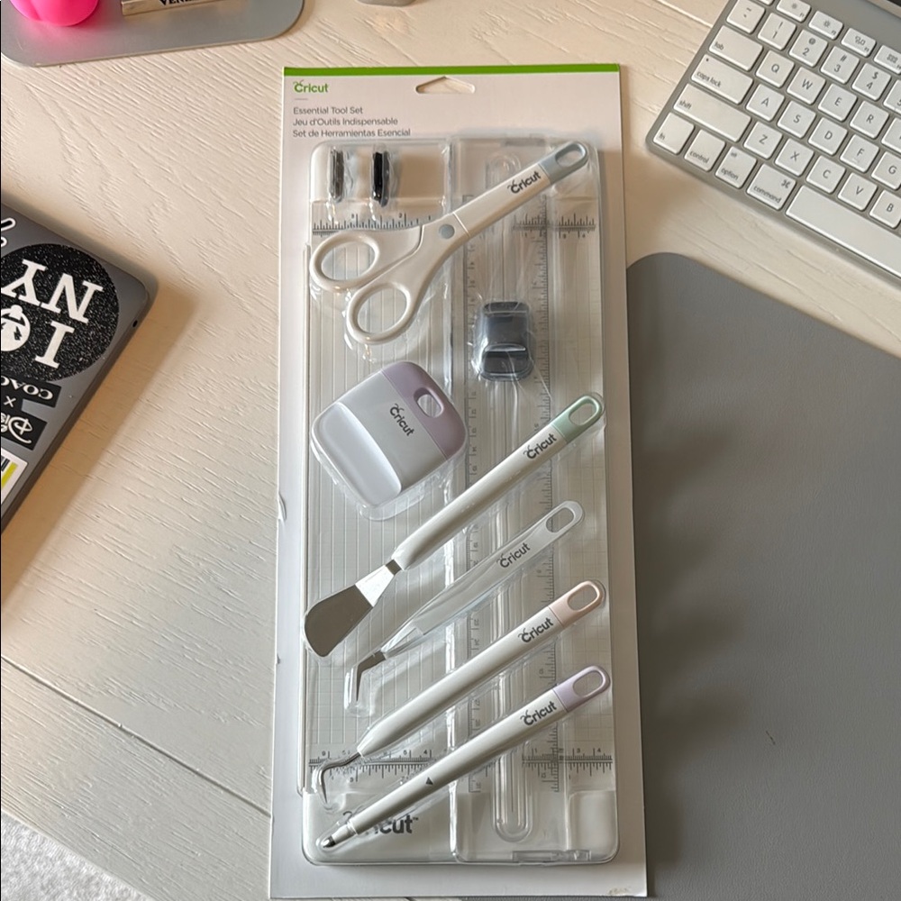 NEW Cricut Essential Tool Set - 7pcs